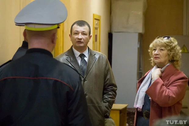 Сергей С. и Лариса С. в коридоре суда