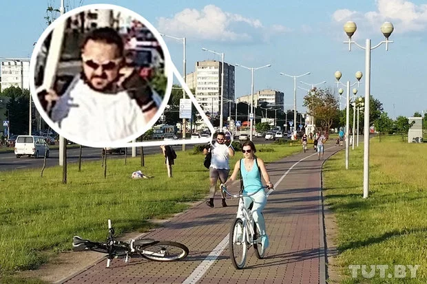 Это фото Василию Демидовичу прислали очевидцы произошедшего. На нем виден человек с битой, который идет к велосипеду, и пешеход, который лежит на траве (слева).