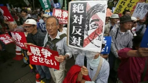 Демонстранты выступили в защиту пацифистской конституции страны. Фото AP