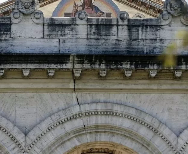 Трещина в базилике Святого Павла в Риме. Фото ЕРА