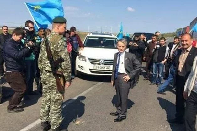 Крымскія татары прарвалі кардон АМАПа для сустрэчы Джэмілева, 3 мая 2014 года.