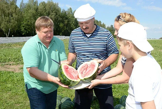Сергей Тетерин (слева) — один из близких друзей Лукашенко.
