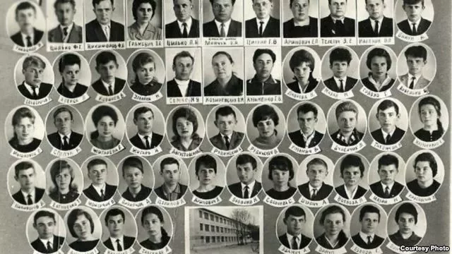 На выпускном фото Светлана Алексиевич вторая слева в нижнем ряду.