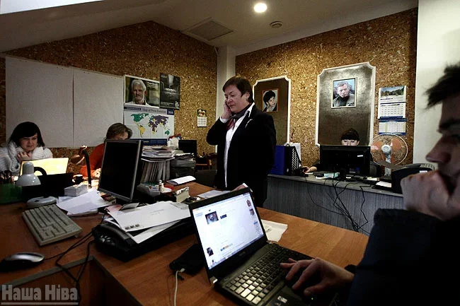  У офісе БАЖа, 6 лютага 2012 года. Жанну Літвіну сёння разрываюць на каментары.