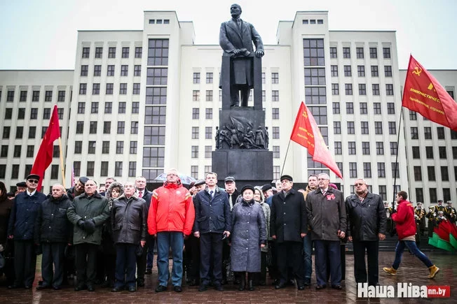 7 ноября 2016 г. в Минске во время возложения цветов к памятнику Ленину на площади Независимости. Фото Сергея Гудилина.