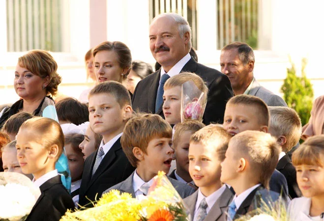 Александр Лукашенко со своим сыном Николаем на школьной линейке 30 августа 2014 года. Фото: president.gov.by