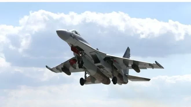 Российский СУ-35 (на фото) и американский AWACS опасно сблизились в небе над Сирией. У Москвы и Вашингтона разные взгляды на то, кто в этом виноват