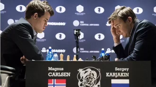 Магнус Карлсен (слева) смог сравнять счет матча с Сергеем Карякиным. Фота: Justin Lane