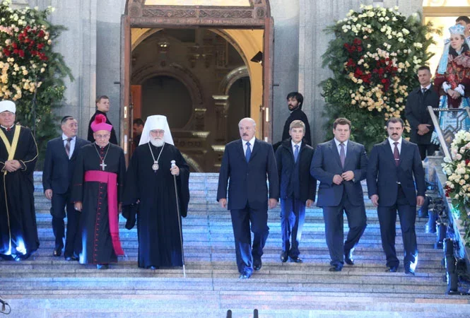 На фото предвыборная «Молитва за Беларусь» с участием представителей основных конфессий.