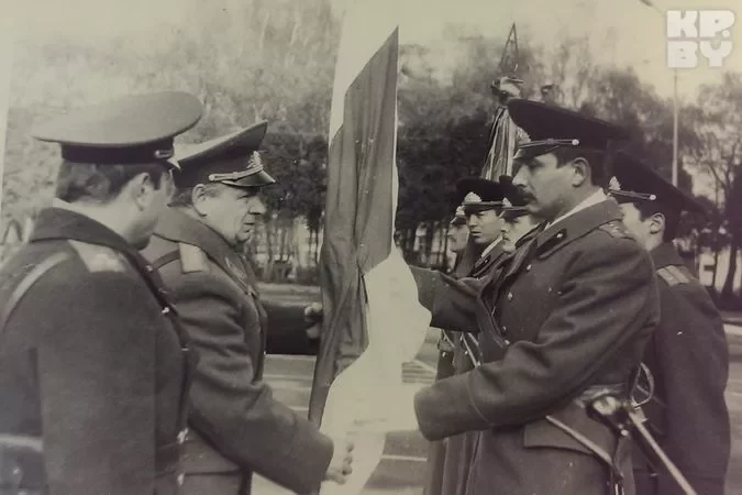 19 сентября 1991 года Верховный совет Беларуси принял закон о государственном флаге, утвердив бело-красно-белый флаг. Генерал Петр Чаус вручает знамя 11-й гвардейской мотострелковой бригаде. Фото: личный архив.