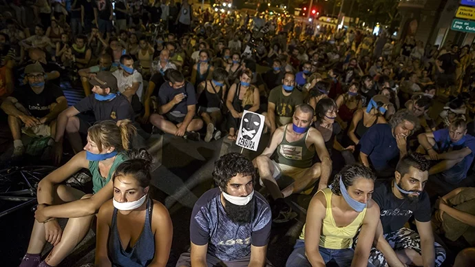 Теперь протестуют не голограммы, а реальные люди. Фото: Juan Medina, Reuters
