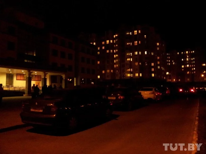 Обратите внимание — территория школы практически не освещена. Дети выходят из здания в полную темноту.