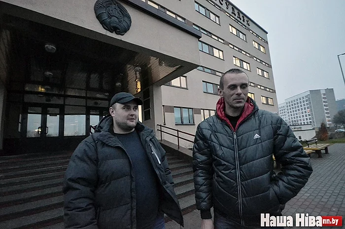 Андрей Самохин (слева) и брат задержанного Константина Глушко Андрей — после вынесения приговора у Дома Правосудия. Фото Анастасии Хролович.
