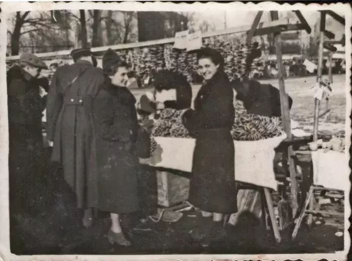 Продажа баранок в Сморгони, 30-е годы