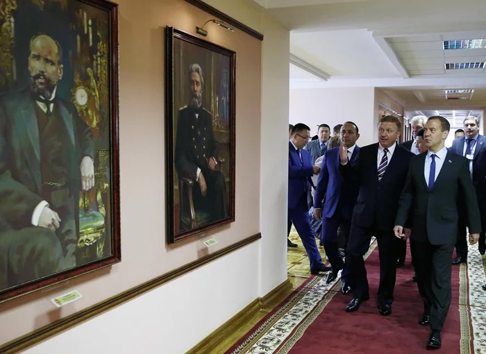 Премьеры Кобяков и Медведев на фоне портрета Петра Столыпина в Гродно, фото из фейсбука премьера России