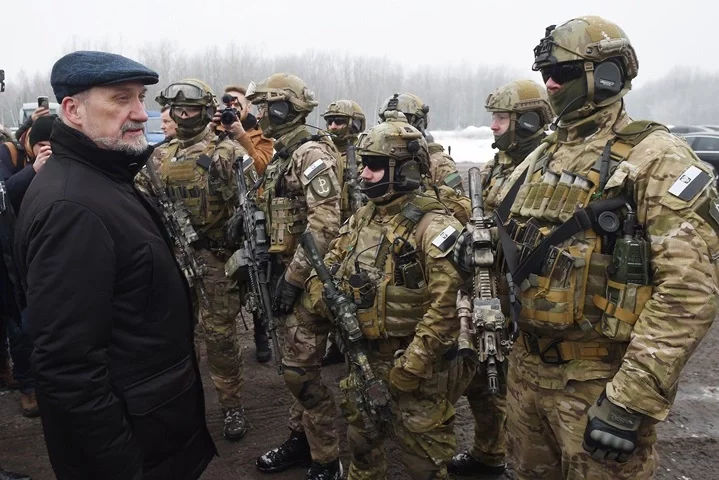 Министр обороны Польши Антоний Мацеревич наблюдает за ходом учений. Фото ПАП.