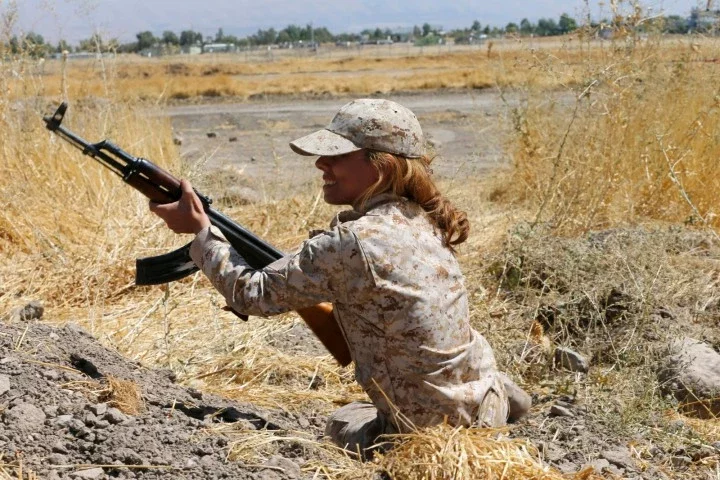 Женщина из сил курдской самообороны во время тренировки.