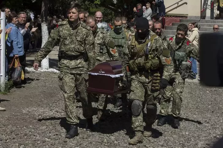 Пахаванне трох забітых баевікоў і аднаго мірнага жыхара ў Славянску, 7 мая.