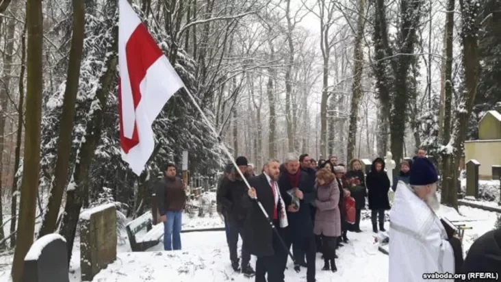 Мірон Крывіч з Антвэрпэна ўзьняў сьцяг