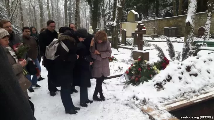 Жонка Барыса Кіта Тамара (другая зьлева) каля магліты Кіта