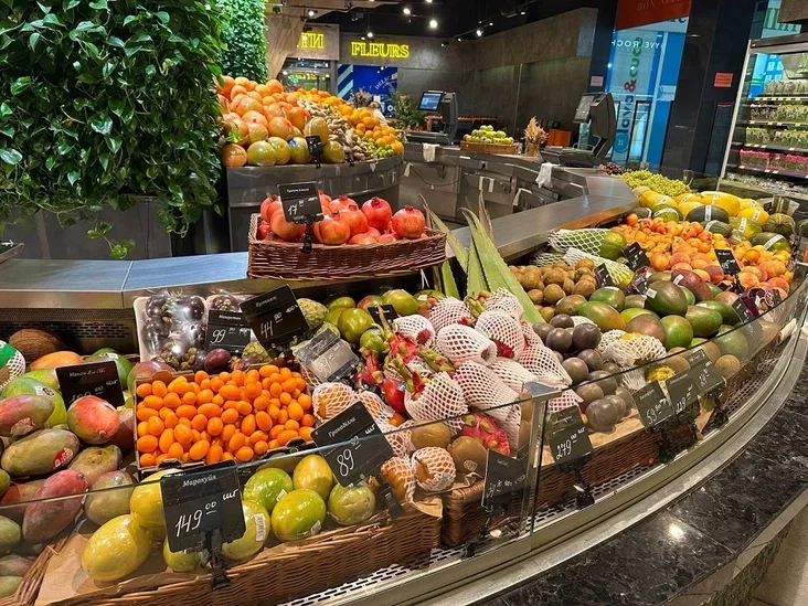 Магазин в Одессе, выбор фруктов.