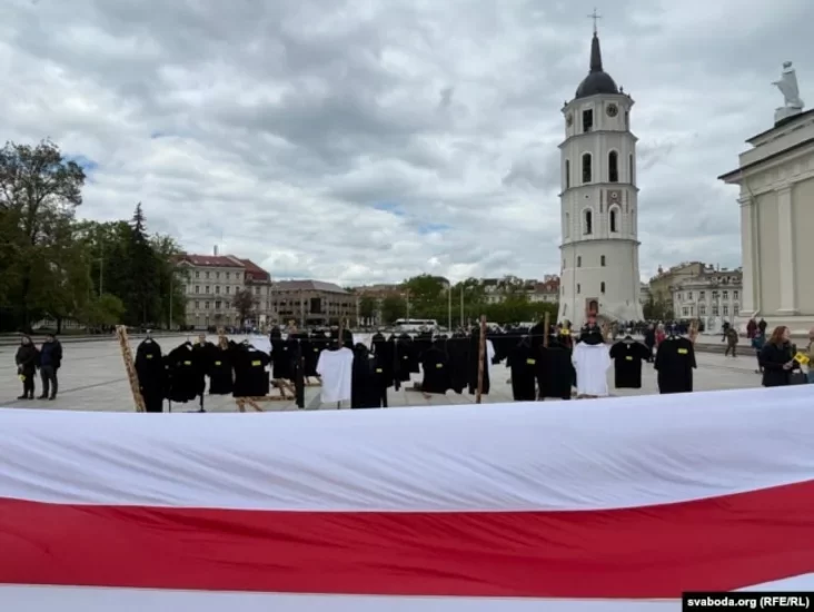 Черные и белые рубашки на акции солидарности с белорусскими политзаключенными в Вильнюсе. 18 мая 2025