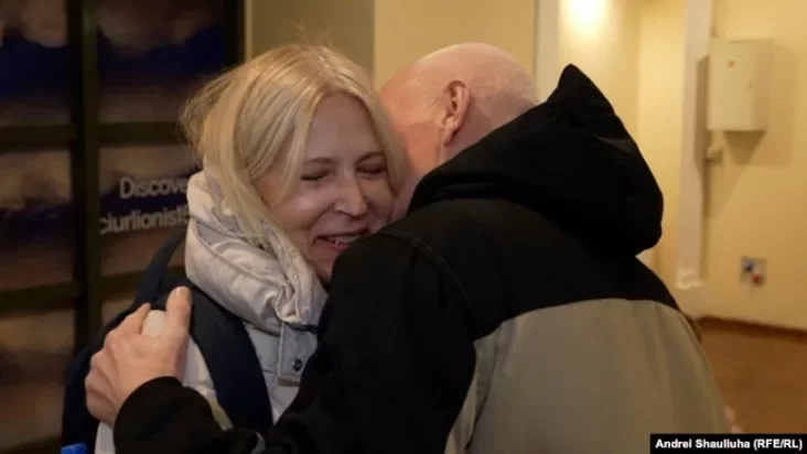 Ales Bialiatski met his wife after his release, Vilnius, December 14, 2025