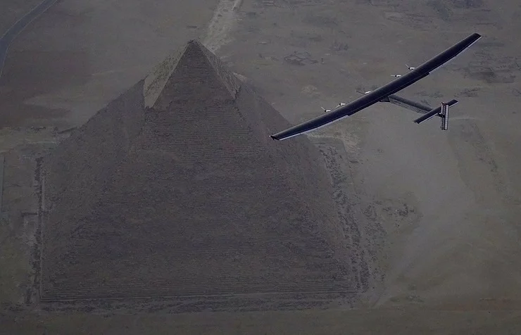 13 июля самолет под управлением пилотов Андре Боршберга и Бертрана Пиккара прибыл в Каир, совершив облет вокруг Великих пирамид Гизы. За 16 месяцев самолет приземлялся в 15 городах мира. Фото: EPA