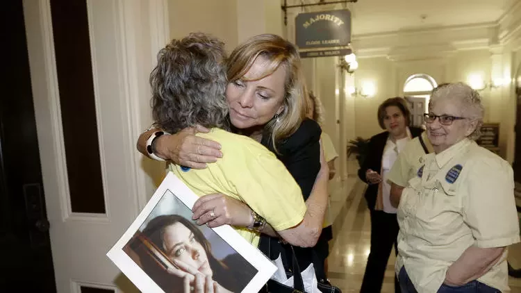 На фото: женщина держит портрет Бриттани Мейнард, которая в 2014 году сознательно переехала в Орегон, где была разрешена эвтаназия. Мейнард отстаивала право на эвтаназию для безнадежно больных людей, таких как она сама. LA Times