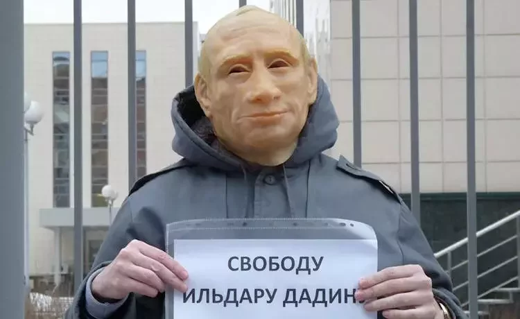 Рословцев известен, как человек в маске Путина