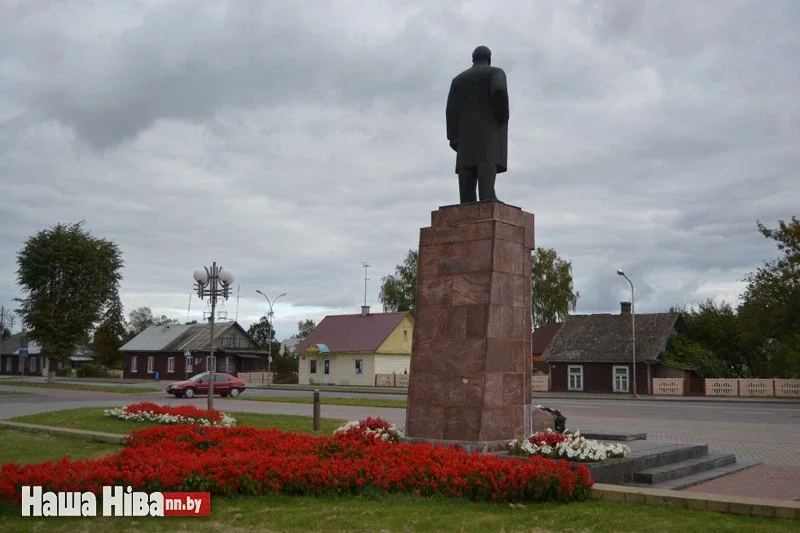 Ленін у Мастах пазірае на нягеглыя драўляныя хаткі. На цяперашніх "Дажынках" іх бы ў такім выглядзе не пакінулі