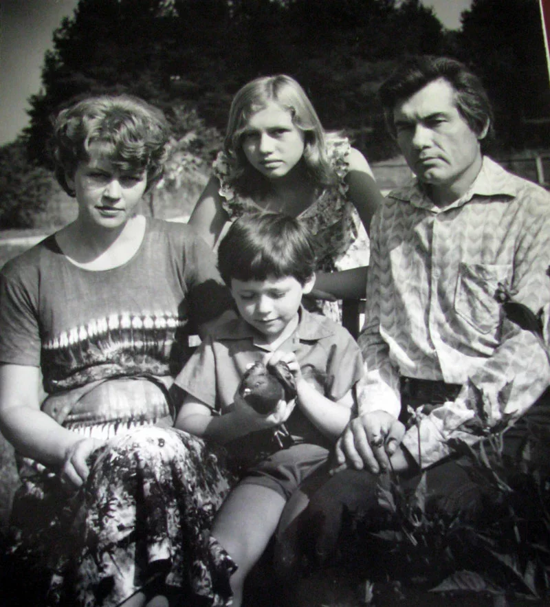 Сям’я Чарняўскіх: Святлана, Алеся, Максім, Міхась. 1980-я.