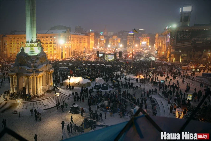 Майдан вечером 11 декабря: собралось около 20 тысяч человек.