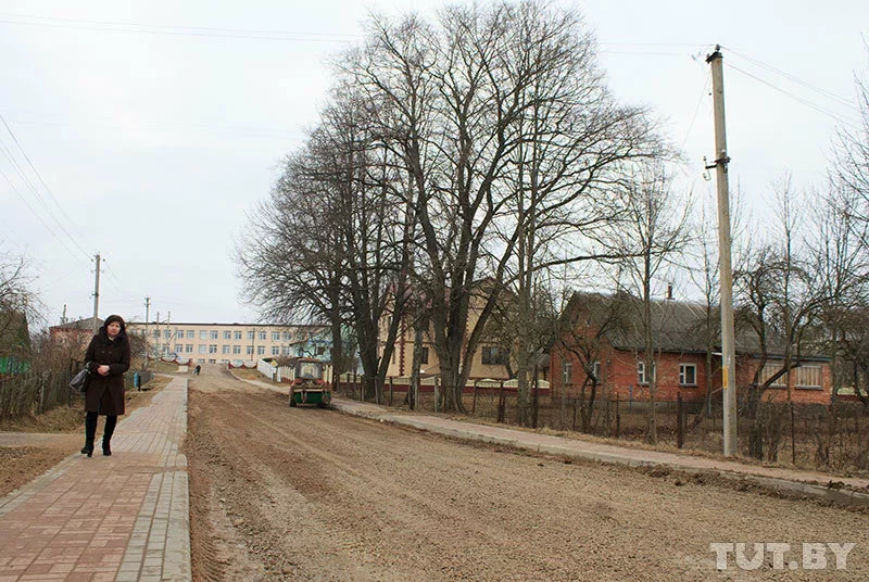 Па вуліцы Школьнай ва Ушачах шпацыравалі зоркі беларускай літаратуры. Наводдаль ад хаты Барадуліна (на здымку справа), на пагорку — сучасны будынак школы. Фота tut.by.