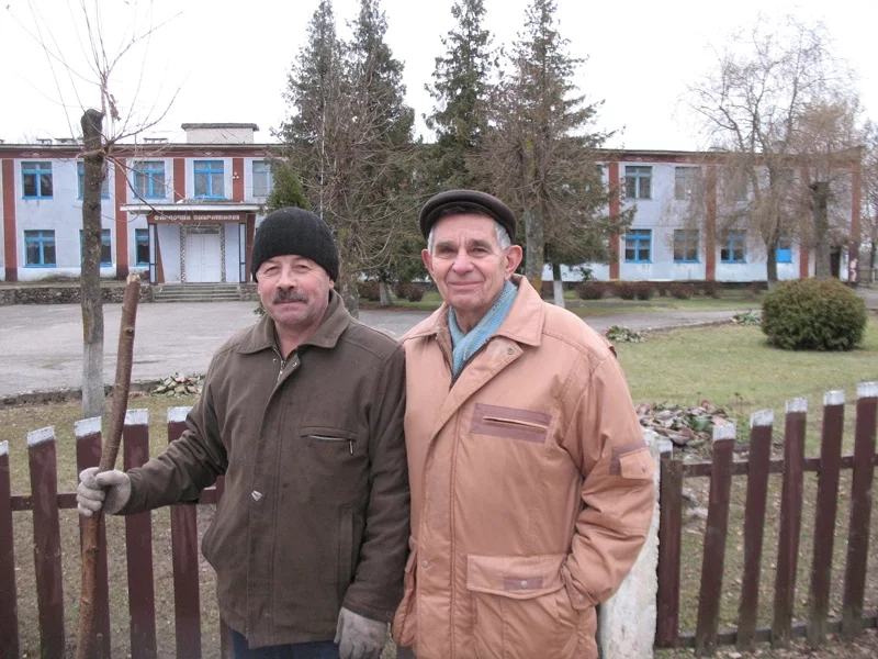 Закрытая Далёкаўская школа. Іван Пяткун (справа) аддаў школе 33 гады.