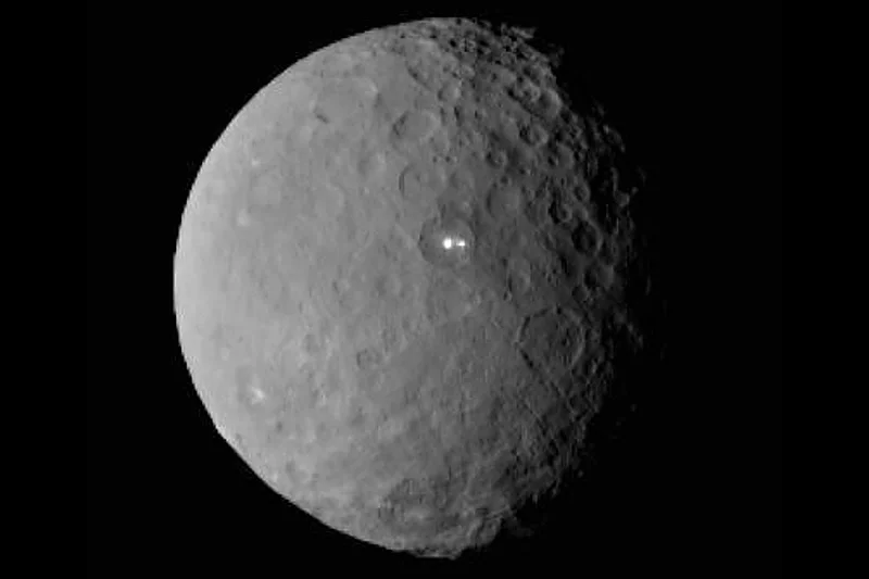 «Восток» на подлете к Цереры сделал 19 февраля 2015 года фото планеты, на котором видны два таинственных белых пятна. Фото: NASA
