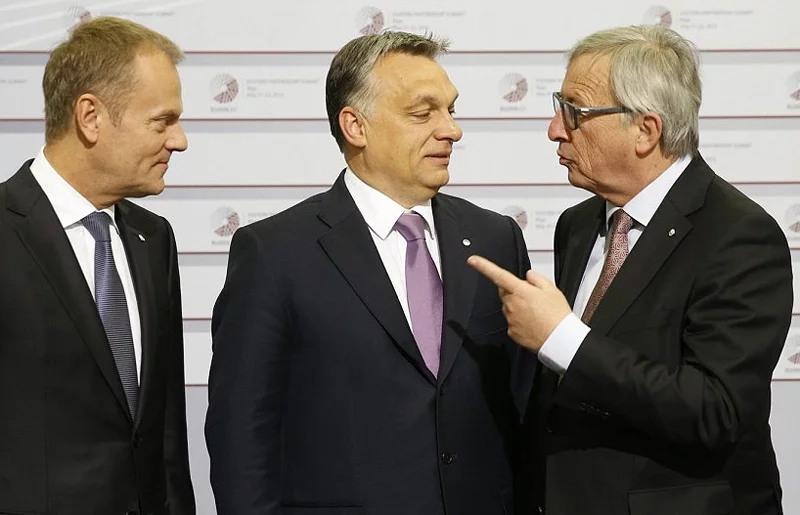 Председатель Европейского совета Дональд Туск, премьер Венгрии Виктор Орбан и глава Еврокомиссии Жан-Клод Юнкер, sueddeutsche.de