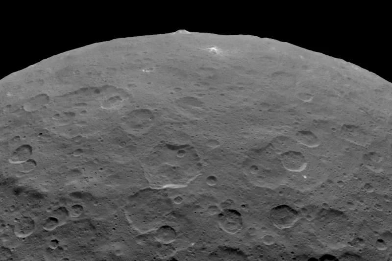 Гора на Церере (в верхней части фото; снимок перевернут). Здесь и ниже фото: NASA/JPL-Caltech/UCLA/MPS/DLR/IDA