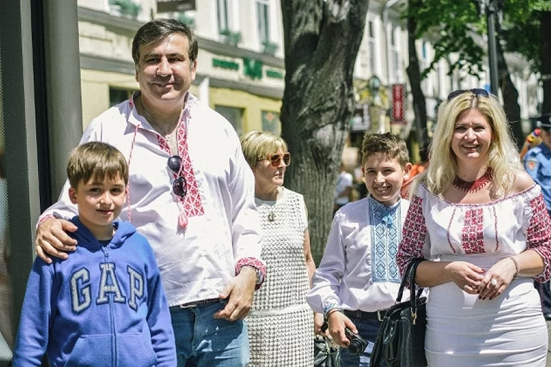 Семья Саакашвили на марше вышиванок в Одессе.