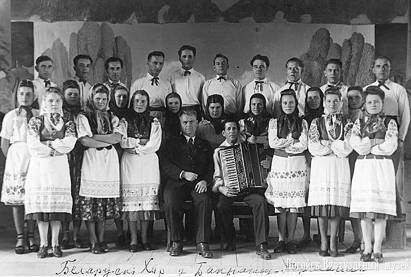 Белорусский хор в Бакнанге под руководством Вячеслава Селеха, фото с сайта Логойского виртуального музея.