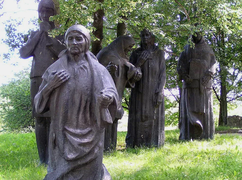 Скульптурная группа Николая Кондратьева легла в основу мемориала в сожженной фашистами в 1943 году деревне Доры Воложинского района Минской области.