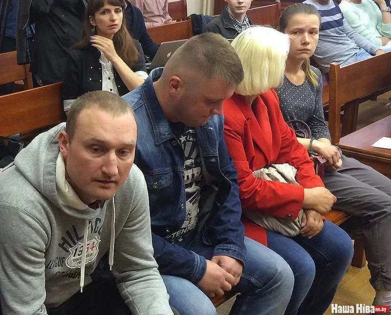 Дмитрий Лукашевич сидит в джинсовой куртке, фото Влада Шведовича.