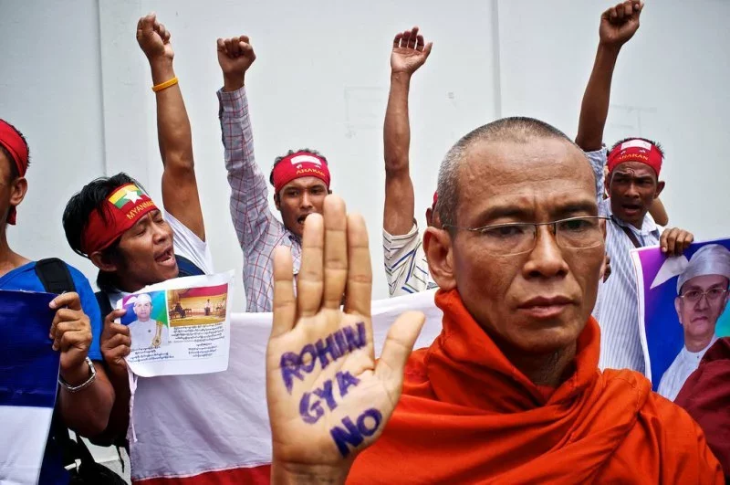 Кампанію за выгнанне рахінья з М'янмы ўзначальваюць будысцкія манахі.