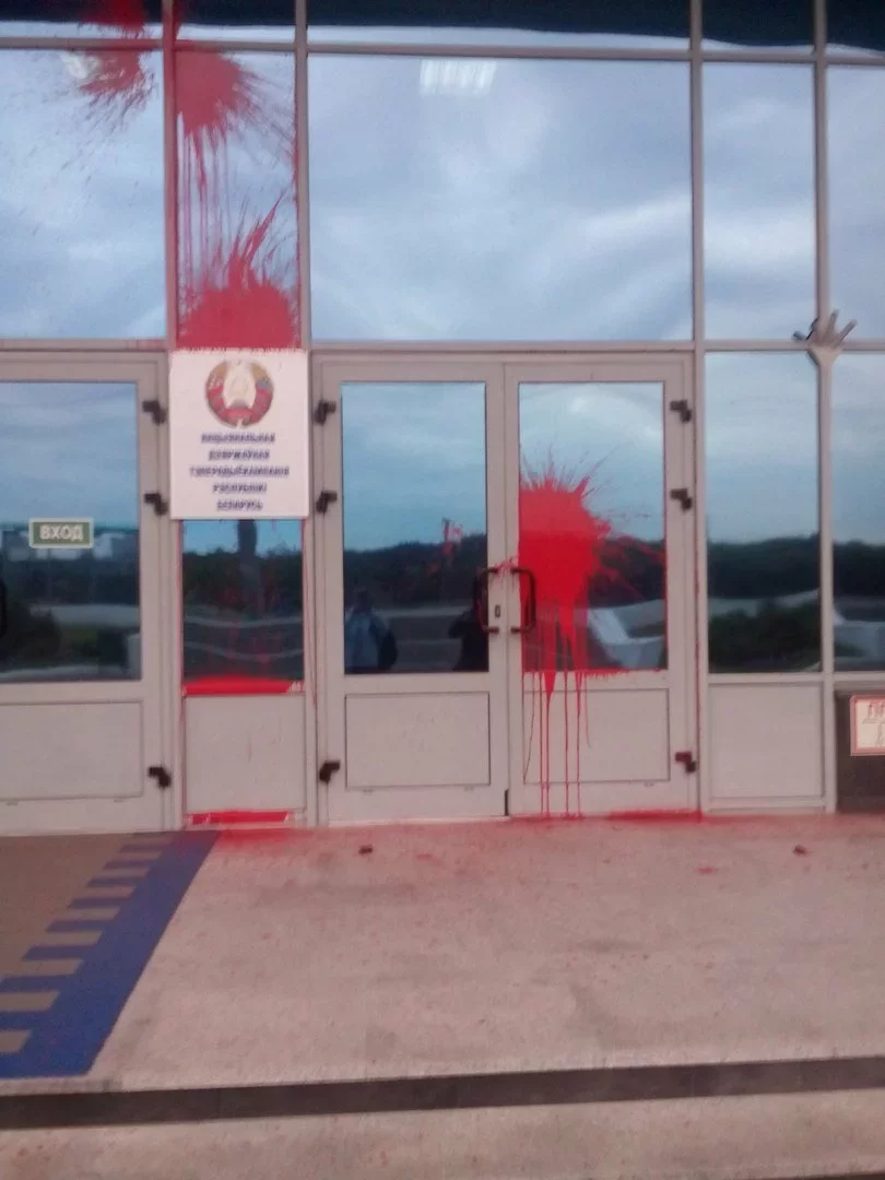 9 июня анархисты забросали лампочками «прямого действия» здание «Белтелерадиокомпании». Этой акцией они выступили «против пропаганды со стороны государства, которое каждый день транслируется с экранов телевизоров, выливается на общество через радиоприемники»