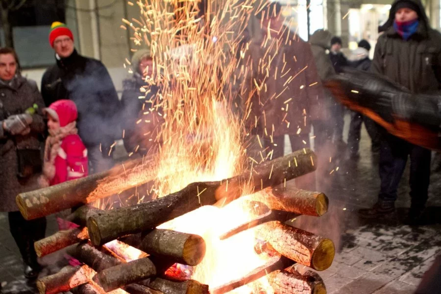 У гонар Дня абаронцаў свабоды каля Віленскага тэлецэнтра запалілі памятныя вогнішчы.