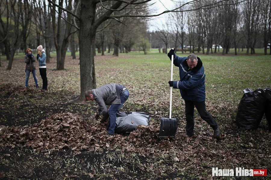 У Парку дружбы народаў працоўныя прыбіралі леташняе лісце.