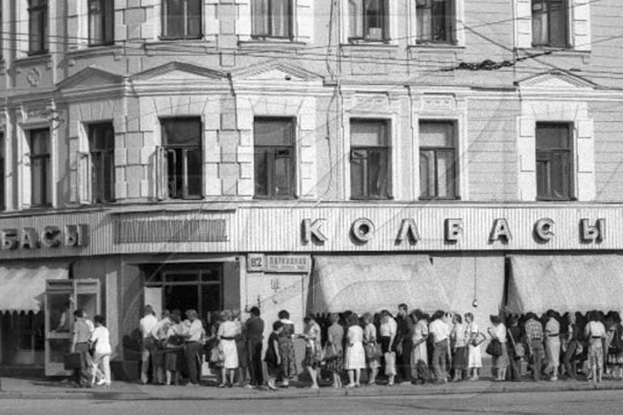 Очередь за колбасой в Москве. Архивное фото.