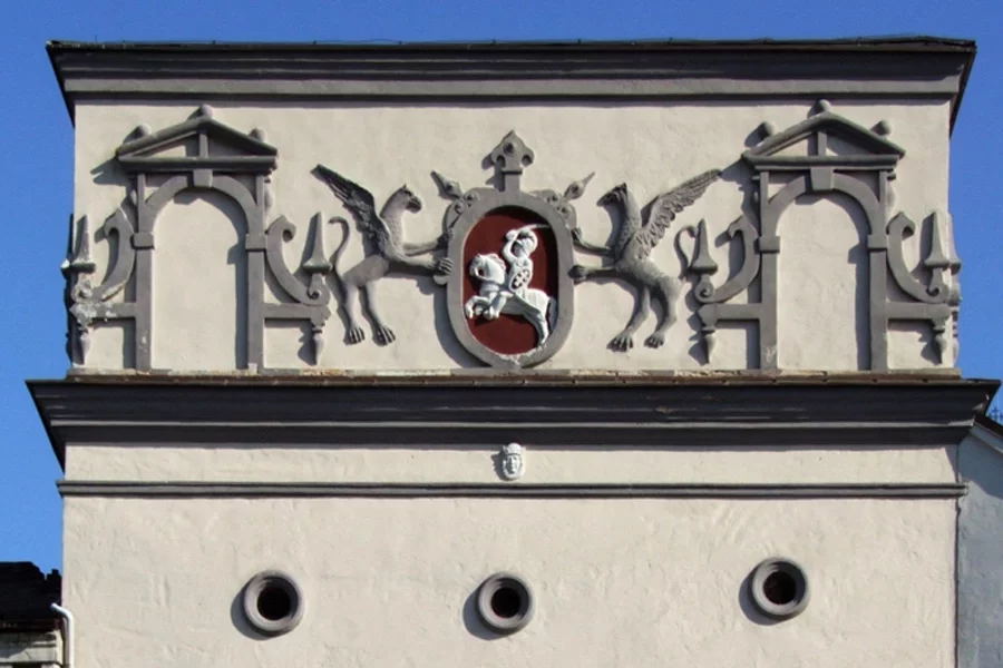 Герб ВКЛ «Погоня» на «Острой браме» в Вильне (Вильнюсе).