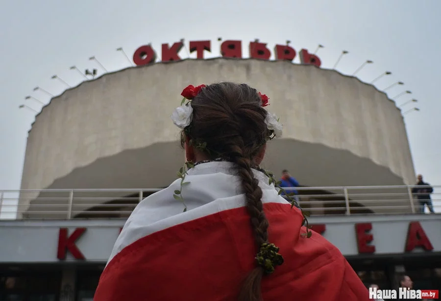 Дыяна. Сцяг набыла на сядзібе БНФ два гады таму, вянок — у Кіеве сёлета.