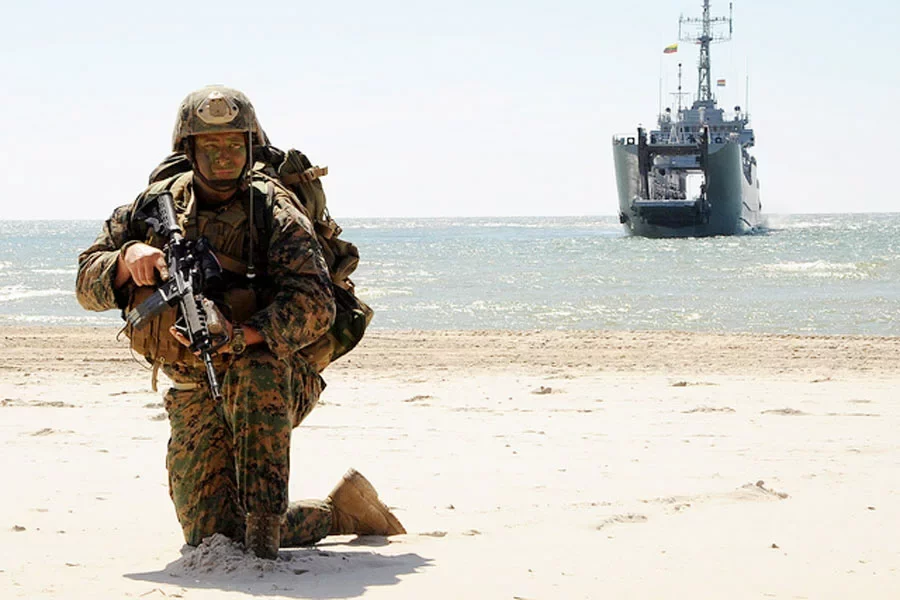 Американский морской пехотинец после высадки на побережье Литвы во время учений BALTOPS 2012. На втором плане польский десантный корабль Krakow. Фото navy.mil
